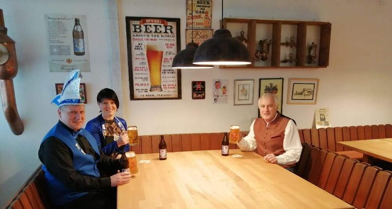 Die Faschingsveranstaltungen der Narrhalla fallen fast alle dem Corona-Virus zum Opfer. Nicht verzichten müssen die Hirschauer auf das Faschingsbier aus der Schlossbrauerei. Dass Braumeister Hans Wild wieder ein hervorragendes, süffiges Bier gebraut hat, davon überzeugten sich Narrhalla-Präsidentin Regina Merkl (Mitte) und Hofmarschall Martin Merkl (l.) auf Einladung von Brauerei-Chef Franz Dorfner (r.) bei einer Kostprobe. - Foto von Werner Schulz