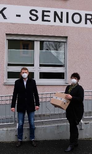 Mit der Spende von 300 FFP2-Masken will die Vorstandschaft des CSU-Ortsverbandes Ehenfeld einen Beitrag dazu leisten, dass Bewohner*innen, Beschäftigte und Besucher*innen des BRK-Seniorenheims St. Barbara vor einer Ansteckung mit dem Corona-Virus geschützt werden. Christian Gnan (l.), Ortsvorsitzender und CSU-Fraktionssprecher im Stadtrat übergab sie an Heimleiterin Astrid Geitner (r.).

 - Foto von Werner Schulz