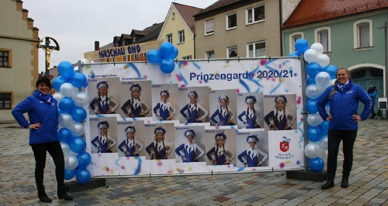 Seit Samstag ist ein Hauch von Fasching auf dem Hirschauer Marktplatz eingekehrt. Auf dem Marktplatz grüßen seither bis zum Faschingsdienstag Stelltafeln, auf denen die drei Garden und der Hofstaat der Faschingsgesellschaft Narrhalla zu sehen sind. Links im Bild Präsidentin Regina Merkl, rechts ihre Stellvertreterin Michaela Meier. - Foto von Werner Schulz