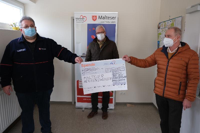Aus dem Erlös des Christbaum- und Lebkuchenverkaufs stellte der Lions-Club Amberg-Sulzbach unter anderem 1.000 Euro für den Einsatz des Herzenswunsch-Krankenwagens der Malteser zur Verfügung. Von links der Stadt- und Kreisbeauftragten der Malteser, Carsten-Armin Jakimowicz, der Vorsitzende des Lions-Hilfswerks, Peter Rückerl, und  Clubpräsident Fritz Kammerer. Bild: Uschald - Foto von Uschald