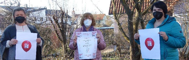 „Mach dich stark für equal pay! 19 Prozent Lohnlücke sind immer noch zu viel!“ Das fordern die Leiterin des KDFB-Bezirks Sulzbach Rosenberg Margarete Hirsch (Mitte) und ihre Stellvertreterinnen Kerstin Aufschneider (l.) und Petra Stauber (r.). - Foto von Werner Schulz
