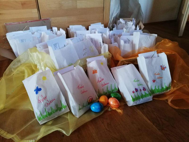 Der Osterhase besuchte die fast 200 Mitglieder des Heimat- und Trachtenvereins anlässlich des Osterfestes. Neben Informationen über die den Bau eines neuen Jugend- und Vereinsraumes sowie eines Lagerraumes auf dem Festspielgelände gab es als Zeichen der Verbundenheit ein Osterei bzw. einen Schokohasen. - Foto von Werner Schulz