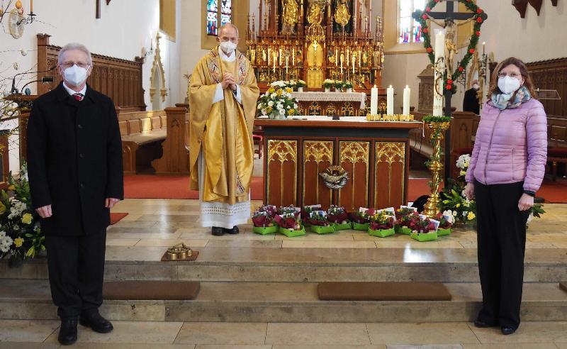 Statt einem Frühlingsfest gab es für die Senior*innen der Pfarrei einen Ostergruß des Pfarrgemeinderates. Beim Gottesdienst segnete Pfarrer Johann Hofmann (Mitte) die u.a. mit einem Fläschchen Weihwasser und einer Osterkerze gefüllten Osternester. PGR-Sprecher Lauren Beck (l.) und die PGR-Sprecherin für Seniorenarbeit Beate Dietrich (r.) brachten die Nester ins BRK-Seniorenheim St. Barbara. - Foto von Werner Schulz