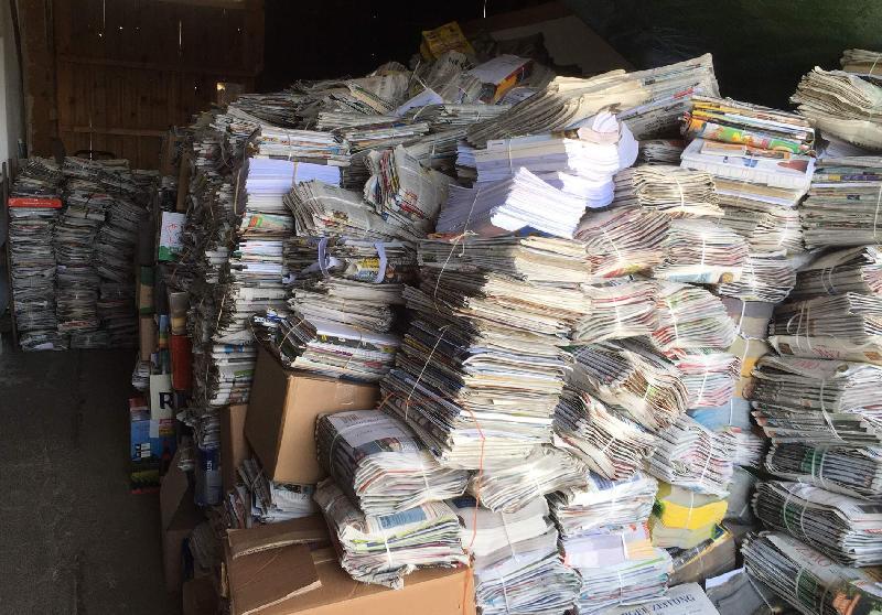 Drei Öffnungssamstage reichten, um die Altkleider- und Altpapiersammelstelle der Kolpingfamilie bis an den Rand mit Altpapier zu füllen. Am Samstag, 8. Mai, erfolgt daher die Räumung. Ungeachtet dessen ist die Sammelstelle am Samstag von 10 bis 11.30 Uhr zur Anlieferung der Altwaren geöffnet. - Foto von Werner Schulz
