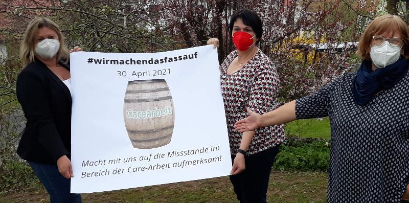 Auch die KDFB-Bezirksleitung und die Mitglieder der neun KDFB-Zweigvereine waren mit dabei beim Online-Flashmob „Wir machen das Fass auf!“, mit dem der Frauenbund gegen die ungleiche Verteilung, Unterbezahlung und Unterfinanzierung der Care-Arbeit protestiert. V. r.: Bezirksleiterin Margarete Hirsch und ihre Stellvertreterinnen Petra Stauber sowie Kerstin Aufschneider.
 - Foto von Werner Schulz