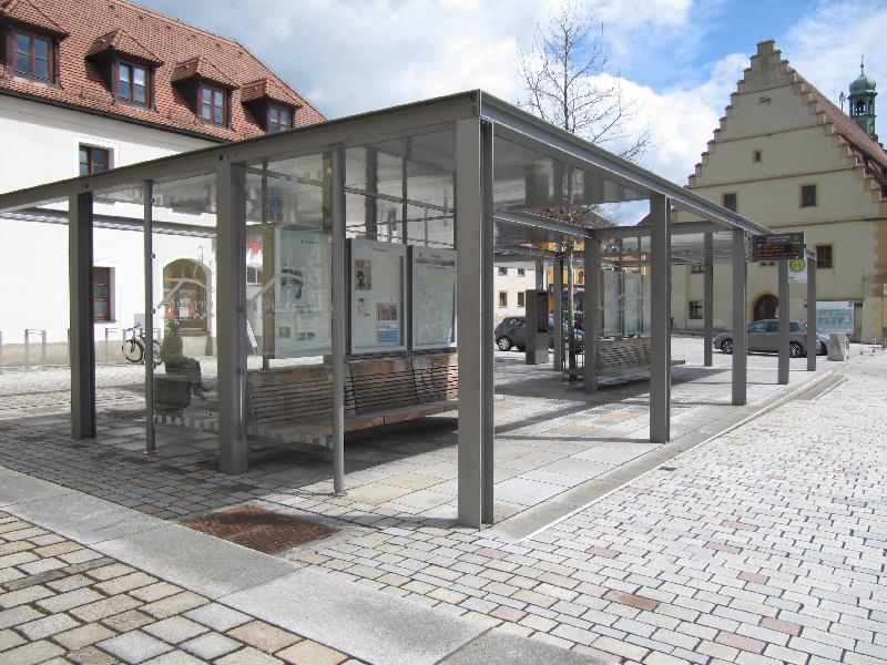 Immer wieder gibts Probleme beim Infopiont in der Stadtmitte. Die offene Bauweisesorgt für nasse Sitzbänke bei Regen und Wind - Foto von Gerhard Fleischmann