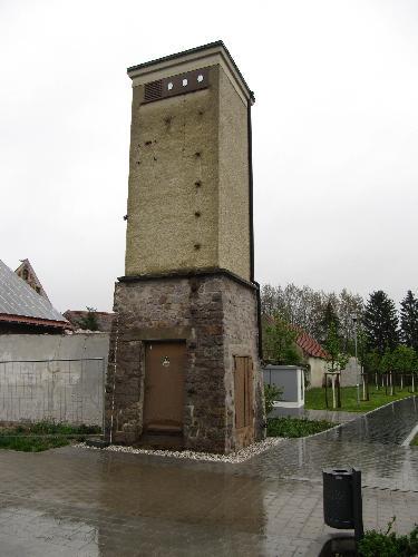Ein eher trostloses Bild gibt derzeit der nicht mehr nötige Stromverteiler beim Edeka-Markt ab. Daraus soll ein Artenschutzturm werden. Als erstes soll die Fassade mit Farbe aufgewertet werden. - Foto von Gerhard Fleischmann