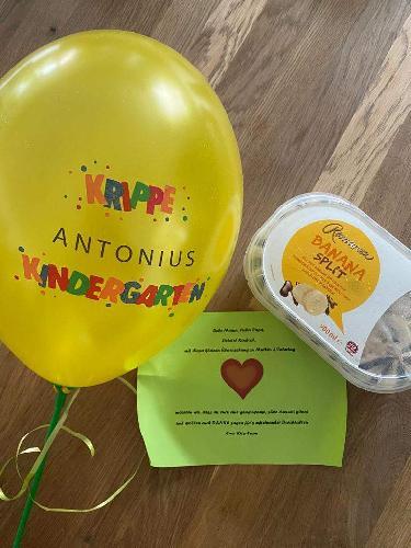 Eine nicht alltägliche Aktion startete das Personal des Antonius-Kindergartens. Die Erziehrinnen besuchten alle Familien zu Hause und gratulierten mit einem Luftballon mit dem KiTa-Logo und einer großen Packung Eis zum Mutter- bzw. Vatertag. - Foto von Werner Schulz
