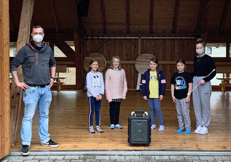 Die Corona-Pandemie verhinderte es, dass die Majoretten des Musikzugs letztes Jahr ihr 40-Jähriges gebührend feiern konnten. Das Jubiläumsgeschenk, eine neue Musikbox, bekamen sie dieser Tage überreicht. V. l.: Vorstand Maximilian Stein, Lilly Heldmann, Lotta Ries, Julia Cotoy, Sophie Cotoy und Trainerin Lilli Pfab. - Foto von Werner Schulz