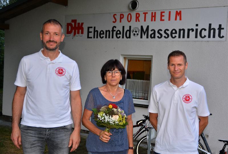 Die beiden Vorsitzenden Stefan Kummer li. und Stefan Basler dankten Hildgegard Brunner für ihre Tätigkeiten bei der DJK Ehenfeld-Massenricht. - Foto von Fritz Dietl