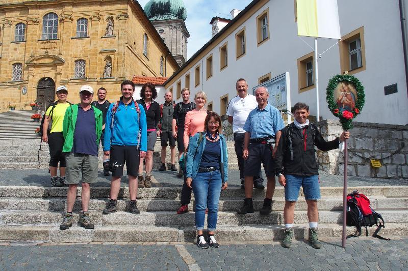 Die Teilnehmer der Fußwallfahrt zum Maria-Hilf-Berg aus der Pfarreiengemeinschaft Hirschau-Ehenfeld. 2. v. re. der Hirschauer Pilgerführer Wolfgang Weih und vorne, 4. v. re. die Ehenfelder Pfarrgemeinderatsvorsitzende Anita Falk.
 
 - Foto von Fritz Dietl