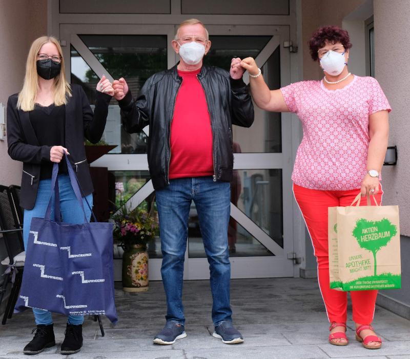 Je 200 FFP2-Masken überreichte der VdK-Ortsvorsitzende Leonhard Wischer (Mitte) an die Leiterin des BRK Seniorenwohn- und Pflegeheims Astrid Geitner (r.) und an die Pflegedienstleiterin der Caritas-Sozialstation Julia Matzke (l.).
 - Foto von Werner Schulz