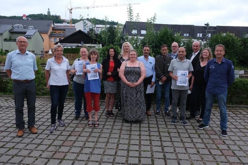 Zusammen mit Vertretern des ISE-Sprach-und Berufsbildungszentrums und des Jobcenters durften sich fünf Frauen und drei Männer über ihre Zeugnisse freuen, die ihnen den Weg in eine Festanstellung öffnen. - Foto von Uschald