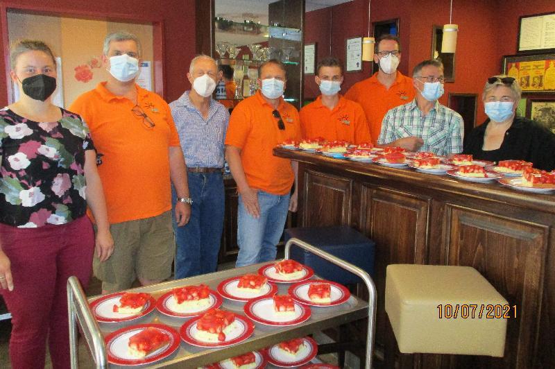 22 Kilogramm Erdbeeren hatte das Freie-Wähler-Team zusammen mit Sozialdienst-Chefin Stephanie Lang gepflückt. Sie wurden zu Quark und Kuchen verarbeitet. Zur Kaffeezeit halfen die FW’ler beim Kuchenverteilen mit. V. l.: Judith Schlosser, 3. Bgm. Manfred Schlosser, Erwin Meier, Georg Finster, Sebastian Wendl, die Stadträte Harald Kausler und Georg Wendl sowie Agnes Schlosser.  - Foto von Werner Schulz