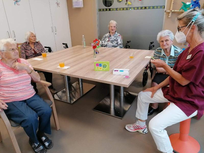 Gedächtnistraining wird groß geschrieben in der Solitären Tagespflege St. Barbara. Memory-Spiele haben daher ihren festen Platz im Programm. Bei den Gästen ist eines seit Kurzem der absolute Top-Favorit – das „Oberpfälzer Dialekt-Memo“. Nicht nur die Senior*innen sind davon begeistert, auch das Betreuungspersonal wie z.B. Gabi Riß (r.).
 - Foto von Werner Schulz
