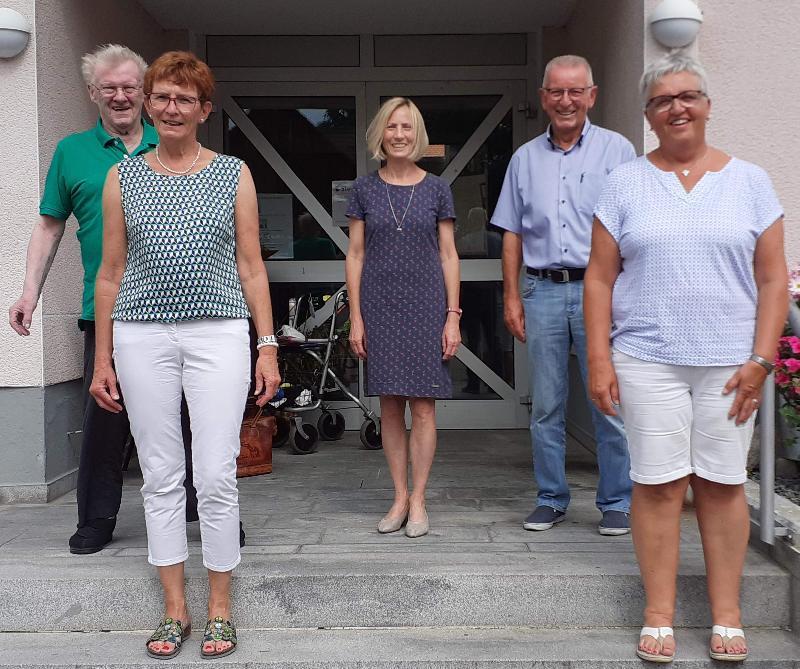 Der neue Heimbeirat des BRK Seniorenwohn- und Pflegeheims St. Barbara (v. l.): Rainer Ehbauer, Elfriede Gerstmann, Gabriele Krettner, Vorsitzender Rudi Wild und Claudia Stein. - Foto von Werner Schulz