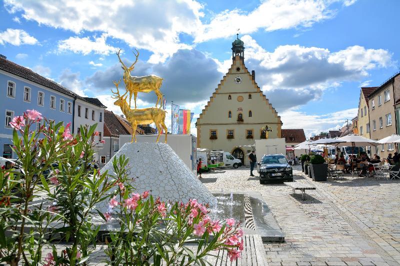 Seit 2020 gibt es den Wochenmarkt in Hirschau. Immer donnerstags von 13:30 Uhr bis 17:30 Uhr können hier zwischen Rathaus und Brunnen Spezialitäten aus der Region gekauft werden.  - Foto von Fritz Dietl