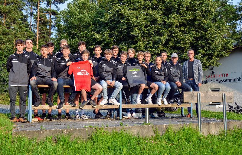 Die Meistermannschaft zusammen mit v. re. Bürgermeister Hermann Falk, Trainer Rainer Linthaler, Jugendleiter Kohlberg Herbert Riedel, Jugendleiterin Ehenfeld und Betreuerin Melanie Gebhardt und dem Schnaittenbacher Jugendleiter Franz Schumann. - Foto von Fritz Dietl
