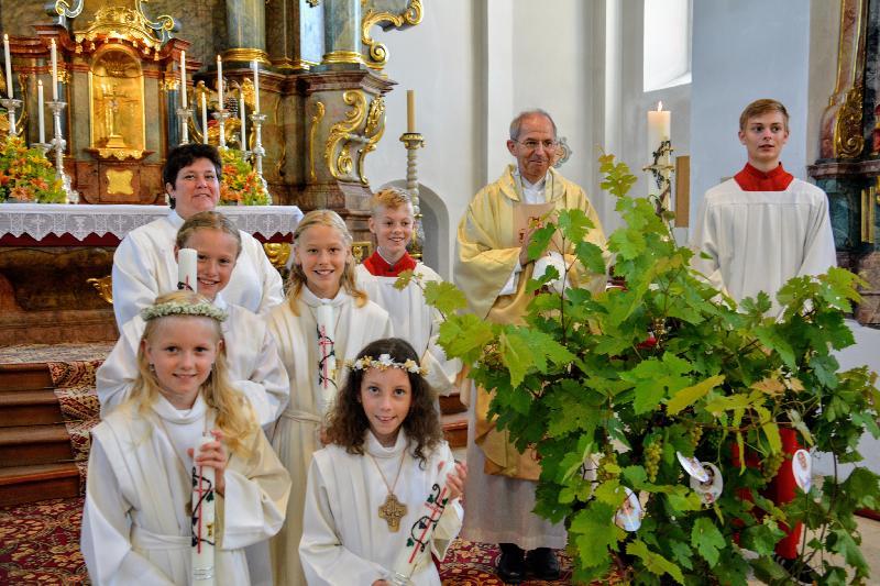 Pfarrer Johann Hofmann und Gemeindereferentin Barbara Schlosser (hinten li.) zusammen mit den vier Kommunionmädchen nach dem Festgottesdienst, dessen Motto „der Weinstock und seine Reben“ war. - Foto von Fritz Dietl