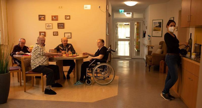 Im Zuge des Umbaus der Räumlichkeiten der ehemaligen Tagespflege wurde u.a. eine 27,6 m² große Wohnküche geschaffen. In ihr, wie im ganzen Heim, fühlen sich Stefan Simbeck, Rainer Ehbauer, Alfons Maier und Kunigunde Kammerl (v. l.) sichtlich wohl. Hauswirtschaftsleiterin Ann-Katrin Reichl (stehen r.) freut sich über die neue Einbauküche. - Foto von Werner Schulz