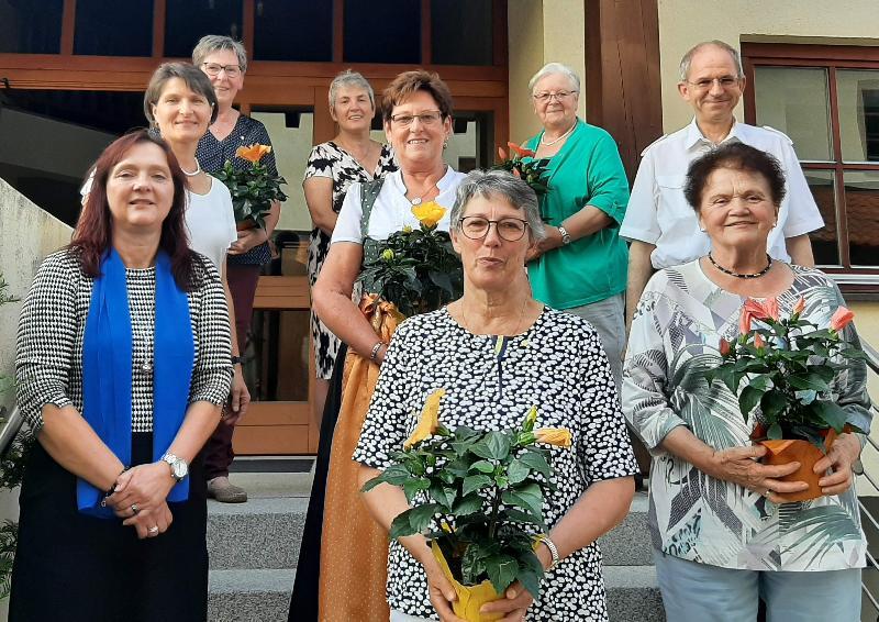 Bei der nachgeholten Jahreshauptversammlung des Katholischen Frauenbundes wurden langjährige Mitglieder für ihre Treue geehrt. 1. Reihe v. l.: Vorsitzende Gerlinde Siegert, Marianne Schlaffer und Heidi Flierl (beide 40 Jahre), 2. Reihe v. l.: Vorsitzende Irmgard Sellmeyer, Sieglinde Meier (40 Jahre) und Stadtpfarrer Johann Hofmann, 3. Reihe v. l.: Christa Meier (40 Jahre), stellv. Diözesanvorsitzende Monika Schmidpeter und Christine Ritz (40 Jahre).   - Foto von Werner Schulz
