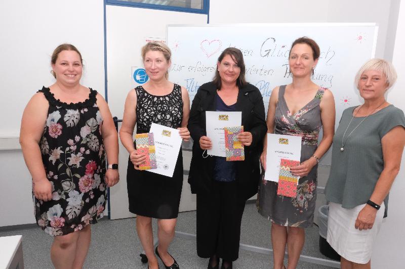 Klassenleiterin Susanne Luber (links) und Schulleiterin Ilona Lang (rechts) freuten sich mit den Examensbesten über die Verleihung von Staatspreisen. Von links Elena Andre, Susanne Weber und Veronika Reindl. Bild: Uschald - Foto von Uschald
