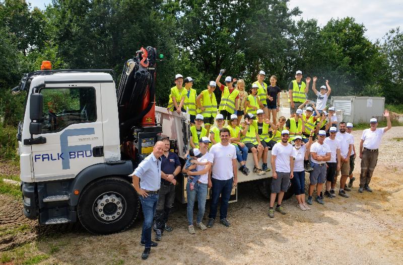 Juniorchef Kilian Falk 4. v. li. hatte mit seinem Team ein abwechslungsreiches Programm für die Mädchen und Buben zusammengestellt.

 - Foto von Fritz Dietl