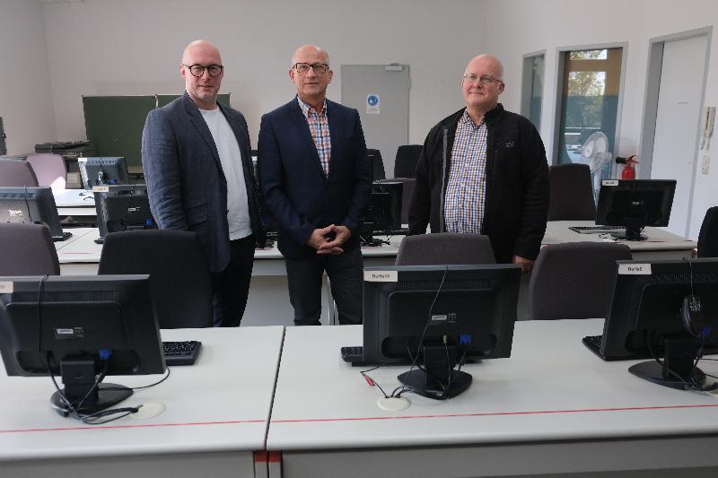 ISE Amberg bietet als Partner der Agentur für Arbeit personell und EDV-mäßig die besten Voraussetzungen für Menschen, die einen Wiedereinstieg in das Berufsleben planen. Von links Geschäftsführer Roland Domogalla, Bildungskoordinator Peter Blendowski und Fachdozent und Kursleiter Josef Gebhardt. Bild: Uschald - Foto von Uschald