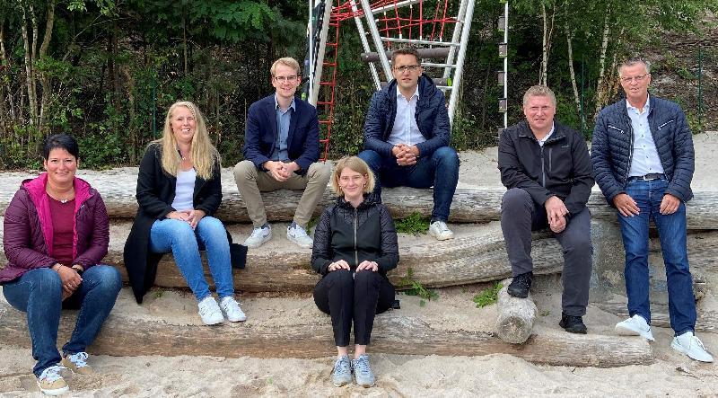 Der Monte Kaolino war eine Station der Aufstiegstour der JU-Bayern. Zusammen mit dem JU-Landesvorsitzenden MdEP Christian Doleschal (3.v.r.) informierte sich die Spitzenkandidatin der JU-Bayern Stefanie Hümpfner (Mitte) über den Freizeitpark. Als Informationspartner standen ihnen v. r. Bürgermeister Hermann Falk, Stadtrat Martin Merkl und v.l. Birgit Birner, Stadträtin Michaela Meier und Bundestags-Listenkandidat, Orts- und Fraktionsvorsitzende Florentin Siegert zur Verfügung. - Foto von Werner Schulz
