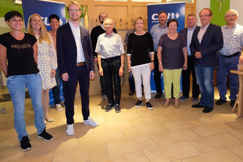 Die neue Vorstandschaft des CSU-Ortsverbandes Hirschau. V. l.: Annemarie Schinabeck, FU-Ortsvorsitzende Michaela Meier, Birgit Birner, 1. Vors. Florentin Siegert, Martin Brunner, Alfred Härtl, Richard Neumann (verdeckt), Rosi Schönberger, Martin Meier, 2. Bürgermeisterin Bärbel Birner, stellv. Vorsitzender Martin Merkl, stellv. Vorsitzender Dr. Hans-Jürgen Schönberger und Reinhold Birner. - Foto von Werner Schulz