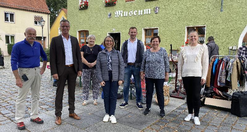 Bei ihrem 44. Herbstflohmarkt bekamen die CSU-Frauen überraschenden Besuch – die CSU-Bundestagsdirektkandidatin Susanne Hierl (Mitte). Sie machte den Hirschauerinnen das Kompliment, mit ihrem sozialen Engagement dem „C“ und „S“ im Parteinamen alle Ehre zu machen. Mit im Bild v. l.: Dieter Hoffmann, 1. Bürgermeister Hermann Falk, Renée Ehringer-Hoffmann und v. r.: FU-Vorsitzende Stadträtin Michaela Meier, 3. Bürgermeisterin Bärbel Birner und 3. Bürgermeister Hermann Gebhard. - Foto von Werner Schulz