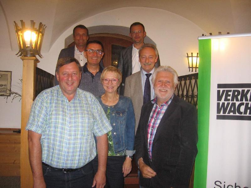 Bei der Jahreshauptversammlung im Schloss-Keller wurde die Vorstandschaft der Gebietsverkehrswacht Hirschau-Schnaittenbach neu gewählt. Vorne v. l.: Stellv. Vors. Martin Meier, stellv. Vorsitzende Gabi Meindl, 1. Vors. Hubert Ritz. Hinten v.l.: Stellv. Bürgermeister Uwe Bergmann (Schnaittenbach), Schatzmeister Siegbert Gmey, stellv. Bürgermeister Hermann Gebhard (Hirschau) und Kreisvors. Gernot Schötz. - Foto von Werner Schulz