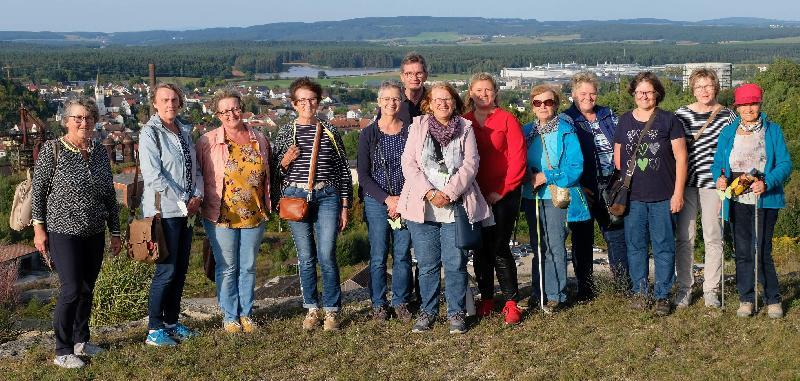 In Uwe Eger (6.v.l.), dem Leiter des Sachgebiets Technischer Umweltschutz bei der Regierung der Oberpfalz, hatten die Frauenbundmitglieder einen kompetenten Führer bei ihrer Besichtigung des Schlackenbergs in Sulzbach-Rosenberg, zu der die Bezirksvorsitzende Margarete Hirsch (7.v.l.) und ihre Stellvertreterin Kerstin Aufschneider (6.v.r.) eingeladen hatten. - Foto von Werner Schulz