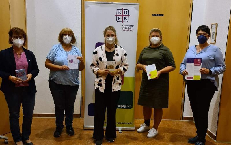 Die Forderungen des Katholischen Frauenbundes an Politik und Gesellschaft standen im Mittelpunkt der KDFB-Bezirkskonferenz in Schlicht. Informiert wurden die Mitglieder der neun Zweigvereine des KDFB-Bezirks von (v. r.): Stellv. Bezirksvors. Petra Stauber, stellv. Bezirksvors. Kerstin Aufschneider, Diözesan-Bildungsreferentin Rebekka Wach, Bezirksvors. Margarete Hirsch und stellv. Diözesanvors. Luitgard Hartl. - Foto von Werner Schulz