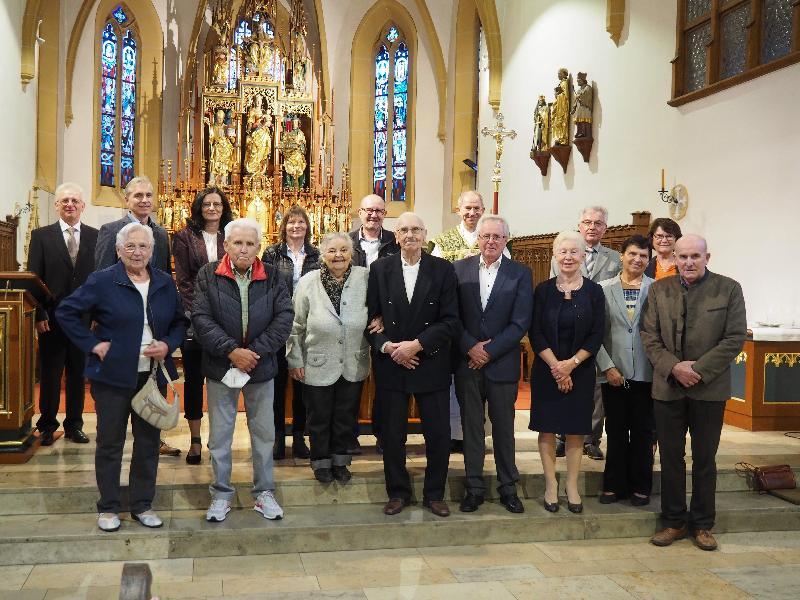 Anlässlich ihrer Ehejubiläen feierten sieben Jubelpaare der Pfarreien Hirschau und Ehenfeld gemeinsam mit Stadtpfarrer Johann Hofmann (hinten 3.v.r.) in der Stadtpfarrkirche Mariä Himmelfahrt einen Dankgottesdienst. Mit im Bild Pfarrgemeinderatssprecher Laurenz Beck (hinten l.). - Foto von Werner Schulz