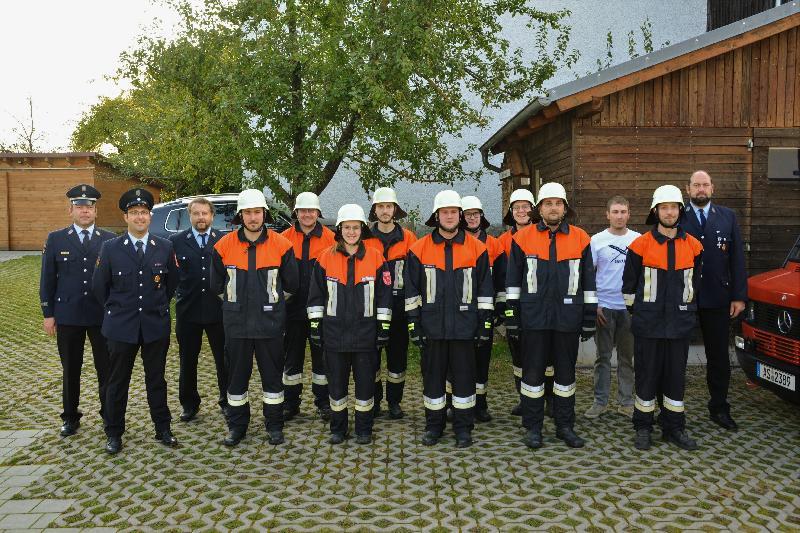 Die erfolgreiche Gruppe zusammen mit v. li. KBM Marco Weiß, Schiedsrichter Horst Kellner, 1. Kommandant Christian Lenk, Ausbilder Marco Schuminetz, 3. v. re. Und 2. Kommandant und Jugendwart Klaus Schlosser, re. - Foto von Fritz Dietl