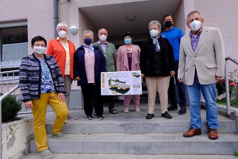 Nach rund eineinhalbjähriger Corona-Zwangspausen nahm die Holzwerkgruppe des BRK-Seniorenheimes St. Barbara wieder ihre Arbeit auf. Zum Wiederbeginn bekamen die Holzwerker eine neue 400 Euro teure Dekupiersäge - spendiert je zur Hälfte vom Förderkreis Altenhilfe und Werkmarkt Eisen Schertl. V . l.: 2. Bgm. Bärbel Birner, stellv. Förderkreisvors. Hildegard Kohl, Gisela Witt, Gruppenleiter Josef Kohl, Heimleiterihn Astrid Geitner, Julia Wenzl, WM-Markt-Besitzer Stefan Schertl und Förderkreisvors. Werner Schulz. - Foto von Werner Schulz
