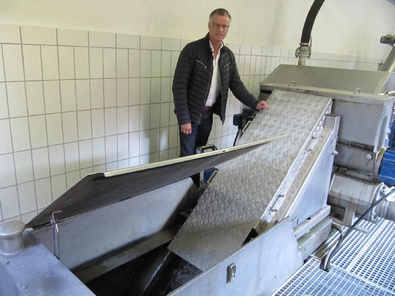 Nicht erfreut schaut 1.Bürgermeister Hermann Falk in den ersten Schmutzfang der Kläranlage. Speziell Feuchtücher verlegen hier die Technik - Foto von Gerhard Fleischmann