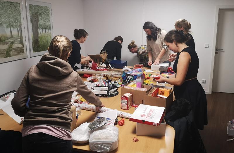 Viele Hände sind notwendig, um die bereitgestellten Sachspenden für die Weihnachtpäckchen zu packen. Die Damen von Ladies‘ Circle Amberg bieten jetzt schon diesen Service an. Bild: usc - Foto von Uschald