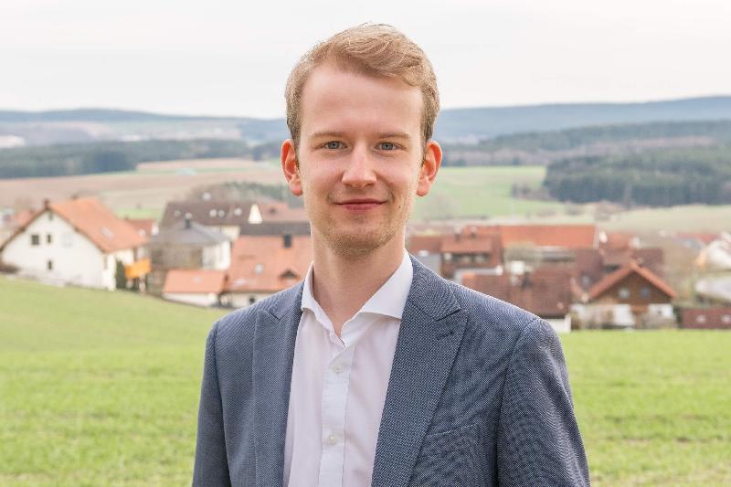 Zum Bild (Foto: Elias Müller):
Der Hirschauer CSU-Orts- und Fraktionsvorsitzenden Florentin Siegert freut sich darüber, dass die von ihm gegründete und geleitete Initiative „youmocracy e.V.“ zu den Gewinnern eines viermonatigen Beratungsstipendiums von „startsocial – hilfe für helfer“ zählt.
 - Foto von Elias Müller