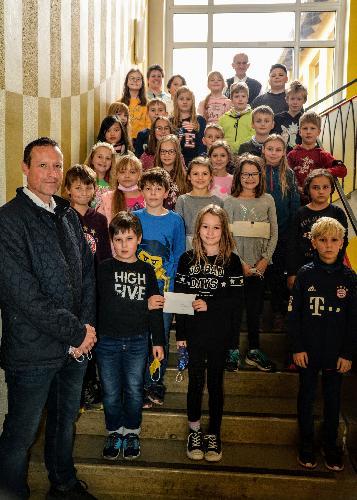 Kommunionkinder spenden für guten Zweck.