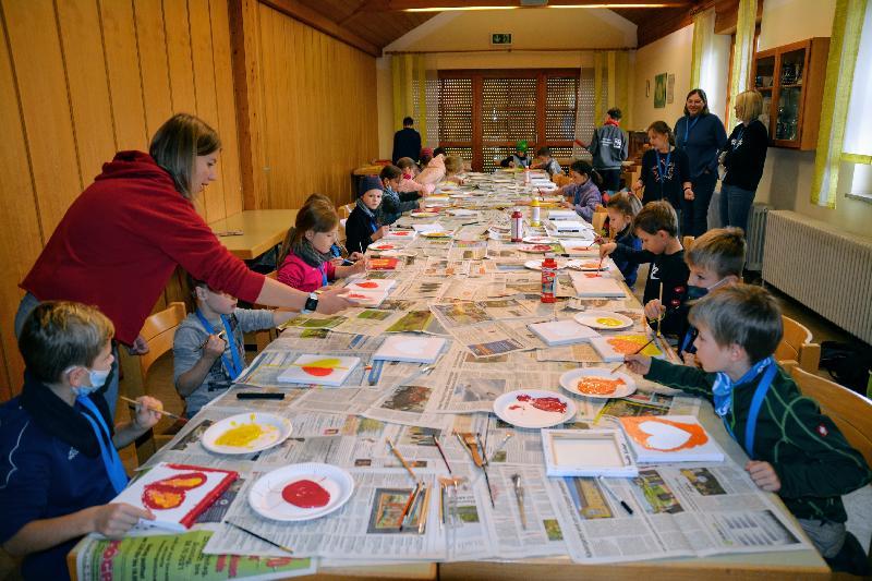 Beim Malen im Pfarrheim konnten die Kinder ihre Kreativität zeigen. - Foto von Fritz Dietl