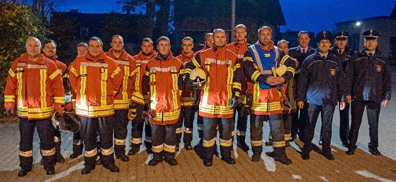 Zwei Gruppen mit insgesamt 13 Kameraden der Feuerwehr Hirschau konnten vergangene Woche die Leistungsprüfung „Technische Hilfeleistung“ mit Erfolg absolvieren. V. l.: Andreas Reil, Bernhard Meyer, Thomas Wittmann, Johannes Bäumler, Nico Schuminetz, Christian Birner, Marco Schuminetz, Florian Pawluk, Markus Tomala, Michael Lang, Christoph Erras, 1. Kdt. Sebastian Jasinsky, Daniel Brearley, 2. Kdt. Claus Meyer, Schiedsrichter Horst Kellner, KBI Martin Schmidt und KBM Marco Weiß. - Foto von Werner Schulz
