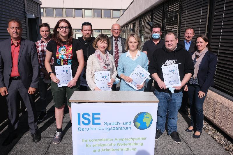 Mit sehr guten Ergebnisse schnitten die Teilnehmerinnen und Teilnehmer bei der IHK-Prüfung „Fachkraft für Lagerlogistik“ ab. Eine „Eins“ schafften Rebecca Köhli und Tatyana Maas (vorne) sowie Gerhard Sonnleitner. Stefanie Bauer, Teamleiterin Arbeitsvermittlung der Arbeitsagentur (vorne rechts), und Rainer Liermann vom Jobcenter (vorne links) gratulierten zur erfolgreichen Abschluss. Bild: Uschald - Foto von Uschald