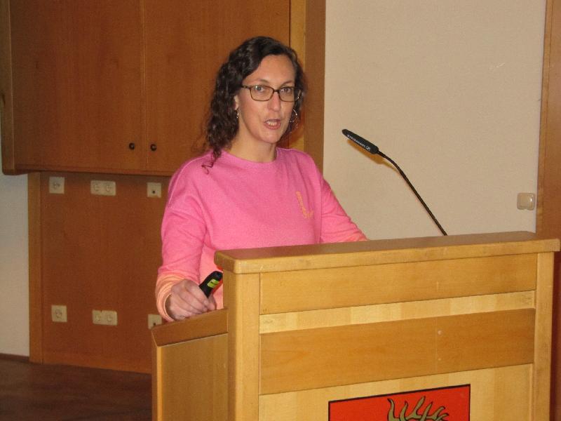 Die Geschäftsführerin der AOVE Katja Stiegler stellte dem Stadtrat die Angebote der Organisation vor. - Foto von Gerhard Fleischmann