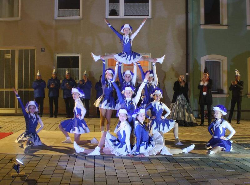 Mit „Hirschau OHO“ die 5. Jahreszeit auf dem Marktplatz eröffnet