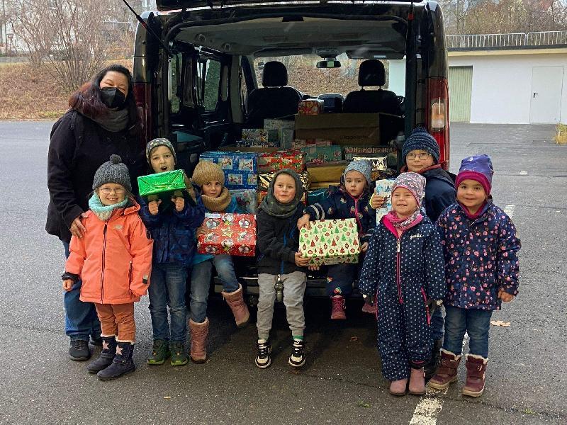 Der Elternbeirat des Marienkindergartens ergriff heuer wieder die Initiative zur Unterstützung der „Aktion Pomoc“. Die Kinder waren mit Feuereifer bei der Sache. Am Ende konnte die Vorsitzende Michaela Hofmann 162 Päckchen in Atzlricht übergeben.  - Foto von Werner Schulz
