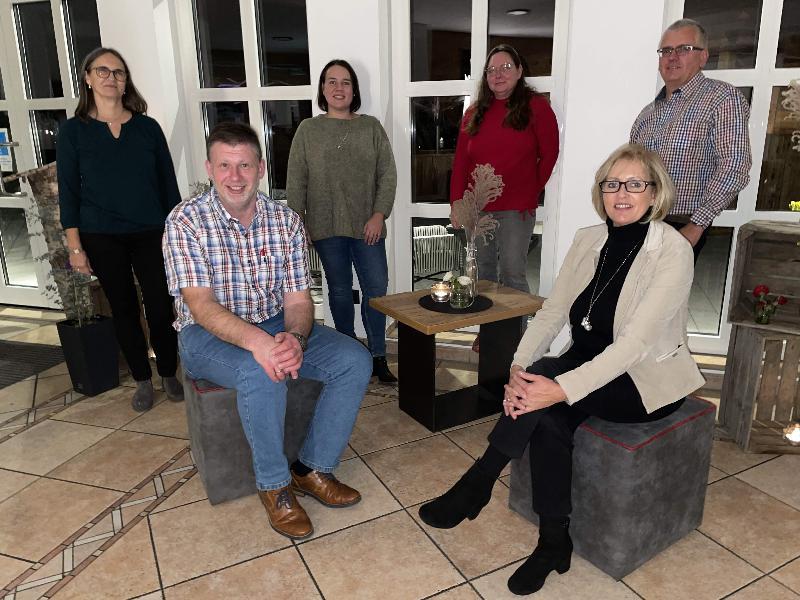 Bei den Neuwahlen der Selbsthilfegruppe krebskranker Kinder Amberg-Sulzbach e.V. wurden die Vorsitzende Petra Waldhauser (sitzend r.) und ihr Stellvertreter Marco Kind (sitzend l.) einstimmig in ihren Ämtern bestätigt. Stehend v. l.: Beisitzerin Ulrike Zitzmann, Schriftführerin Anja Schmidt, Beisitzerin Yvonne Nicklas und Schatzmeister Thomas Sperber. - Foto von Werner Schulz