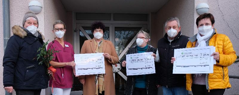 Seit 1999 kommt eine Delegation des Förderkreises Altenhilfe am Barbara-Tag ins BRK Seniorenwohn- und Pflegeheim St. Barbara mit Geschenken im Gepäck, seit 2018 auch in die Solitäre Tagespflege. Wegen der Corona-Pandemie musste die Übergabe anders als gewohnt ablaufen. Dieses Mal übergaben der Vorsitzende Werner Schulz (2.v.r.), seine Stellvertreterin Hildegard Kohl (l.) und 2. Bürgermeisterin Bärbel Birner (r.) drei 200-Euro-Schecks an Heimleiterin Astrid Geitner (3.v.l.), Pflegedienstleiterin Patricia Kugler (3.v.r.) und die stellv. Tagespflege-Leiterin Gabi Riß (2.v.l.). - Foto von Werner Schulz