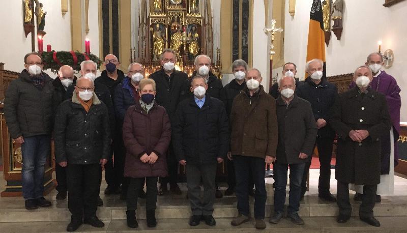 22 Kolpingmitglieder konnten 2020 bzw. 2021 ihre 25-, 40-, 50-, 60- oder 65-jähriges Kolping-Jubiläen feiern. 14 von ihnen konnte Vorstand Siggi Schorner am Kolping-Gedenktag nach der Messfeier die Ehrenurkunden und Ehrennadeln überreichen. Hinten v. l.: Dr. Hans Jürgen Schönberger, Gerhard Staudigl, Franz Dorfner, Siegfried Schorner, Karl-Heinz Knorr, Thomas Bösl, Karl Mader, Albert Meindl, Lothar Meier, Siegfried Waldhauser, Pfarrer Johann Hofmann, vorne v. l.: Werner Huber, Lydia Wisgickl, Hermann Gebhard, Helmut Rösch, Xaver Böller und Heribert Fleischmann. - Foto von Werner Schulz